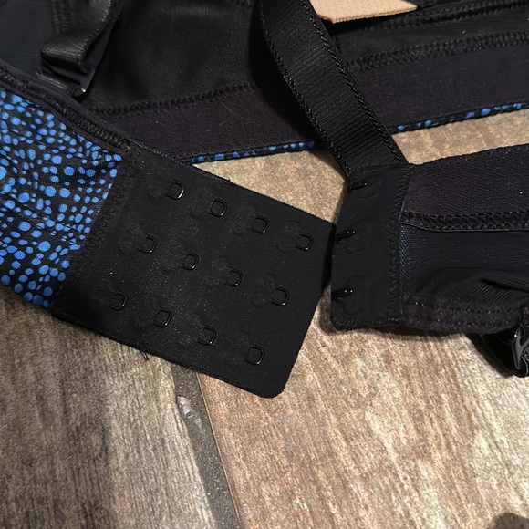 EUC Lululemon Bubbles Pipe Dream Blue/Black Ta Ta Tamer III Bra - Picture 6 of 10